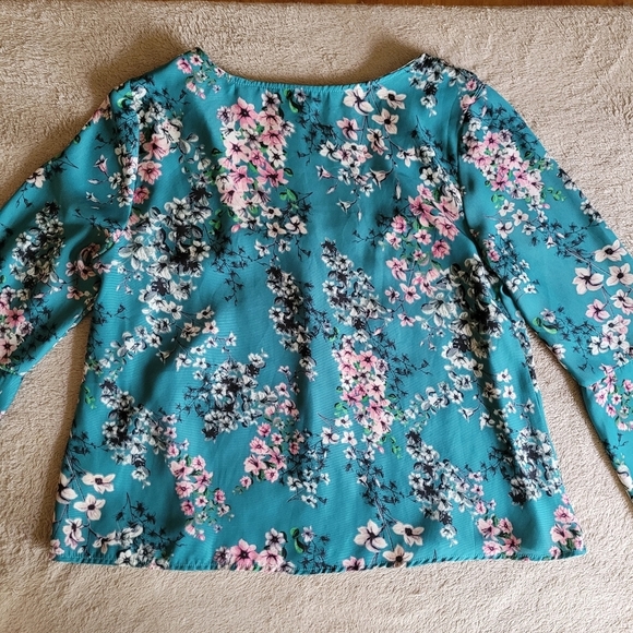 Cupcakes and Cashmere Nadette V-neck floral blouse size small​ - Picture 10 of 15